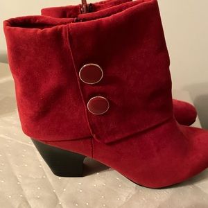 Covington Red Shelly Bootie Sz 8.5 Faux Suede Side Zip gently preowned